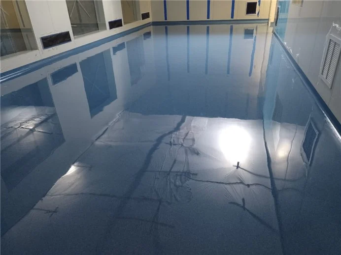 Piso con acabado sanitario en una instalación industrial