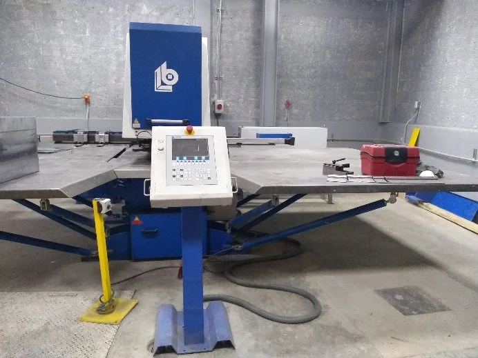 Equipo de fabricación en las instalaciones de MG Ingeniería